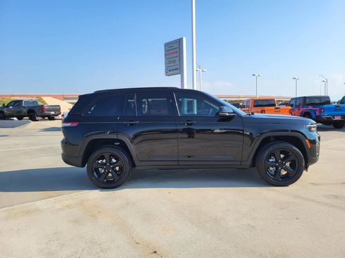 New 2025 Jeep Grand Cherokee Limited w/ Black Appearance Package image 6