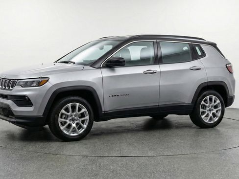Used 2025 Jeep Compass Limited image 3