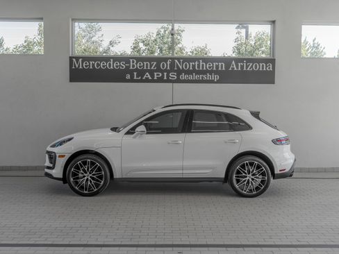 Used 2023 Porsche Macan AWD/4WD image 2