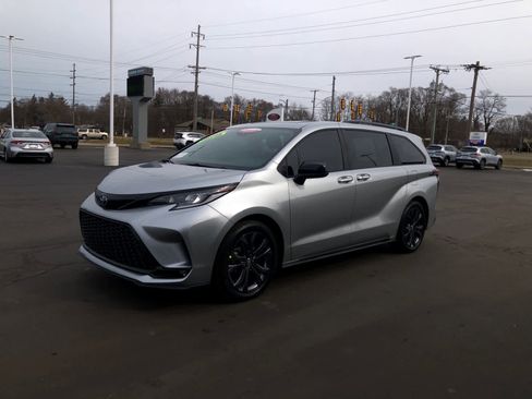 Certified 2025 Toyota Sienna XSE image 4