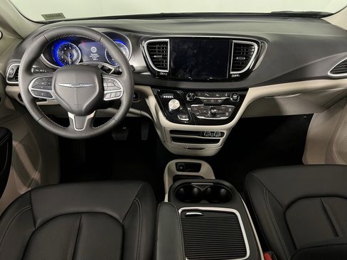 Certified 2024 Chrysler Pacifica Touring-L image 12