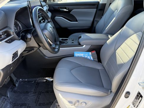 Used 2023 Toyota Highlander XLE image 18