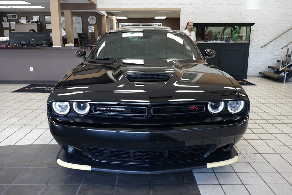 Used 2022 Dodge Challenger R/T w/ Performance Handling Group RWD image 21