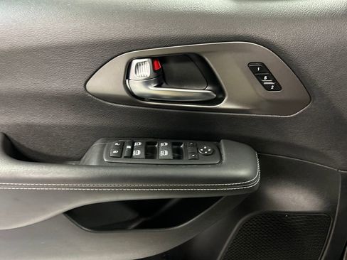 Used 2025 Chrysler Pacifica Select image 14