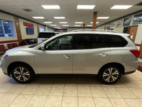 Used 2019 Nissan Pathfinder SL AWD/4WD image 4