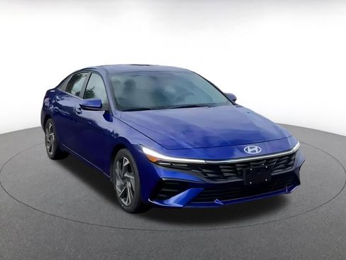 Used 2025 Hyundai Elantra SEL image 3