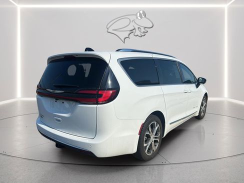 Used 2026 Chrysler Pacifica Pinnacle w/ Trailer Tow Group FWD image 20