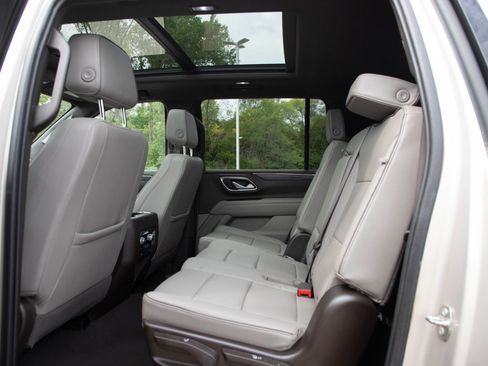 Used 2023 GMC Yukon XL SLT w/ SLT Premium Package AWD/4WD image 16
