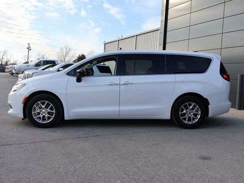 Used 2024 Chrysler Voyager LX image 2