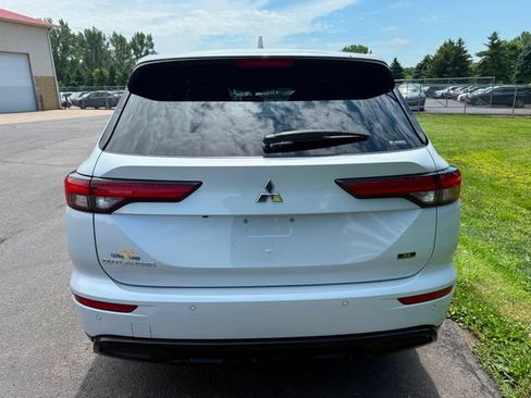 Used 2024 Mitsubishi Outlander SE AWD/4WD image 2