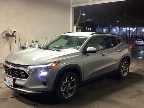 Used 2025 Chevrolet Trax LT w/ LT Convenience Package image 1