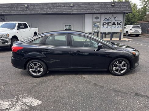 Used 2018 Ford Focus SE w/ SE Appearance Package FWD image 8