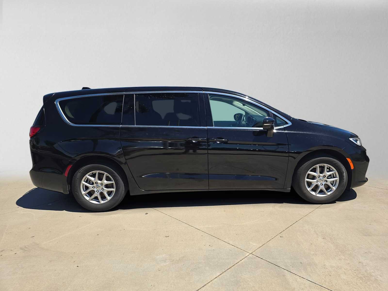 Used 2024 Chrysler Pacifica Touring-L FWD image 2