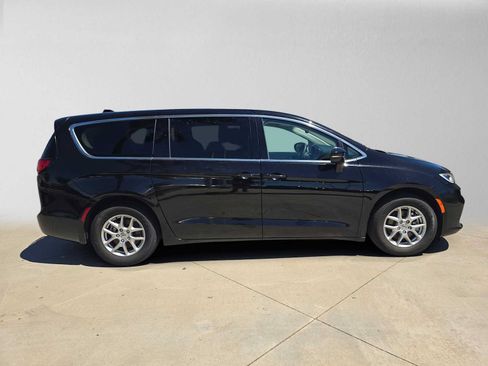 Used 2024 Chrysler Pacifica Touring-L FWD image 2