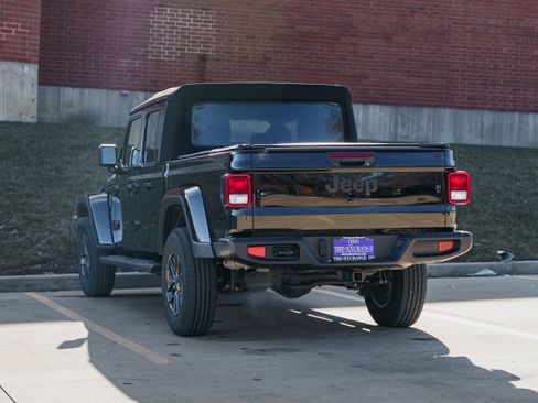 Used 2024 Jeep Gladiator Sport image 5