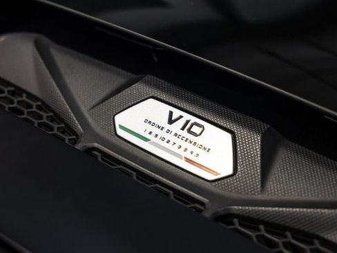 Used 2021 Lamborghini Huracan EVO RWD image 17