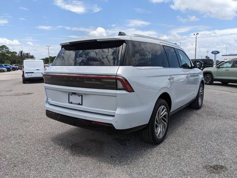 Used 2025 Lincoln Navigator Reserve AWD/4WD image 6