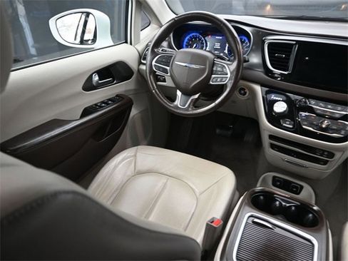 Used 2019 Chrysler Pacifica Touring-L Plus w/ Advanced Safetytec Group image 10