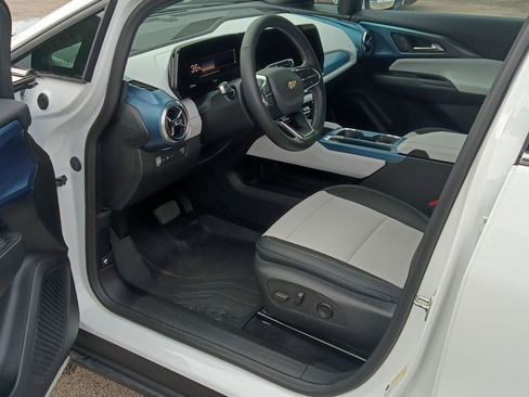 Used 2024 Chevrolet Equinox EV LT FWD image 3