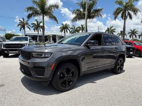 Used 2022 Jeep Grand Cherokee Altitude RWD image 3