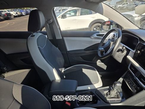 Used 2025 Volkswagen Taos SE FWD image 9