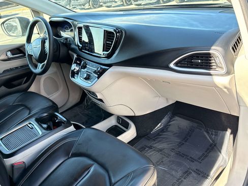Used 2023 Chrysler Pacifica Touring-L image 19