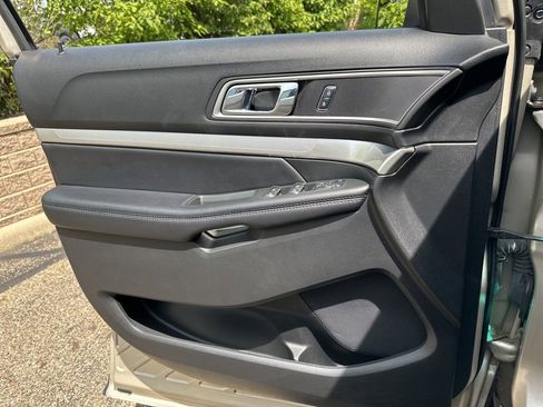 Used 2017 Ford Explorer XLT w/ Equipment Group 202A AWD/4WD image 35
