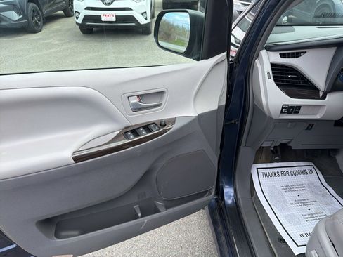 Used 2018 Toyota Sienna XLE w/ XLE Navigation Package AWD/4WD image 10