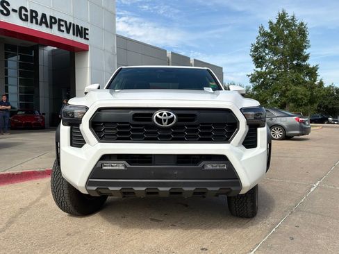 Used 2025 Toyota Tacoma TRD Off-Road AWD/4WD image 3