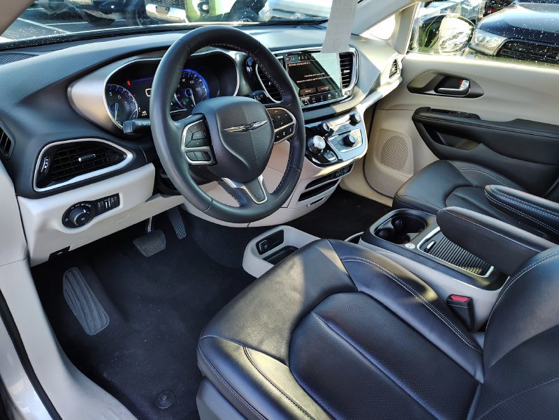 Used 2024 Chrysler Pacifica Touring-L FWD image 12