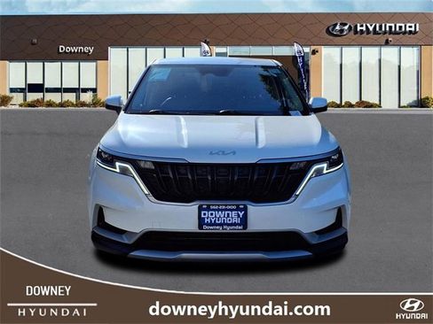 Used 2023 Kia Carnival LX image 2