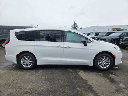 New 2026 Chrysler Pacifica Select FWD image 8