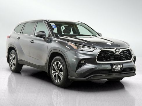 Used 2020 Toyota Highlander XLE AWD/4WD image 7