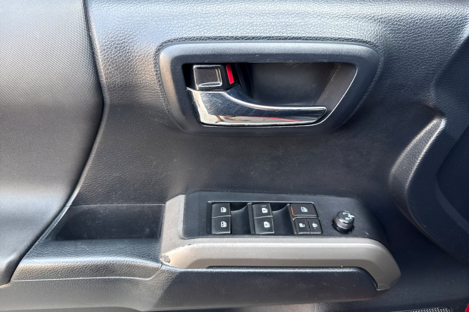 Used 2019 Toyota Tacoma TRD Off-Road AWD/4WD image 10