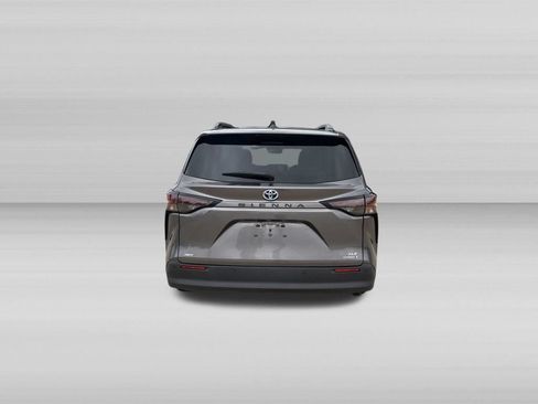 Used 2023 Toyota Sienna XLE AWD/4WD image 5