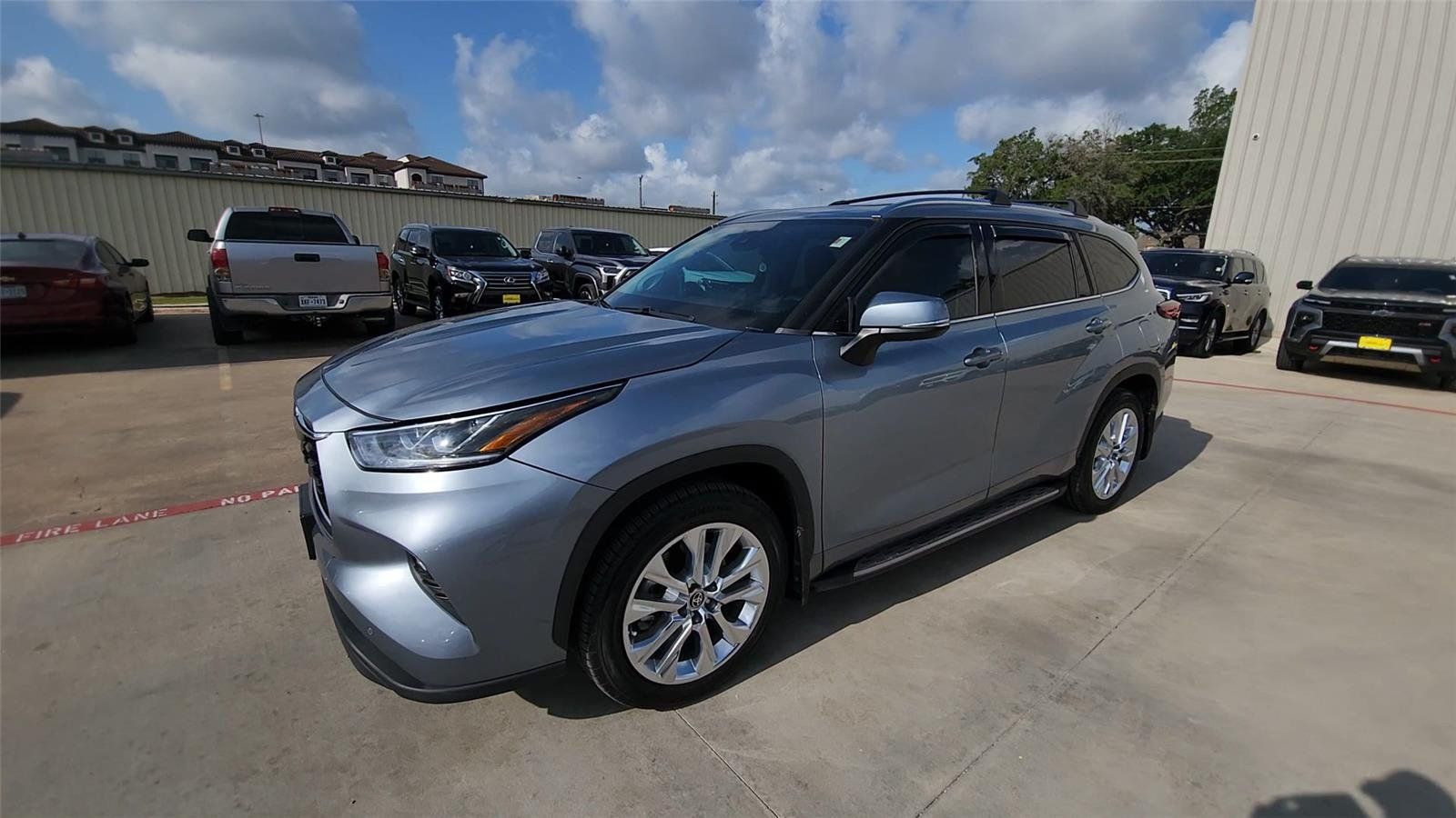 Used 2021 Toyota Highlander Limited FWD image 4