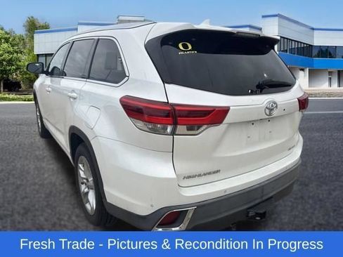 Used 2018 Toyota Highlander Limited FWD image 3
