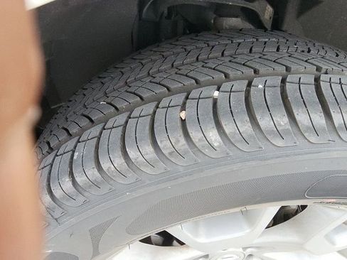 Used 2019 Nissan Frontier SL image 5