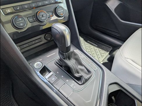 Used 2021 Volkswagen Tiguan SE w/ Panoramic Sunroof Package FWD image 19