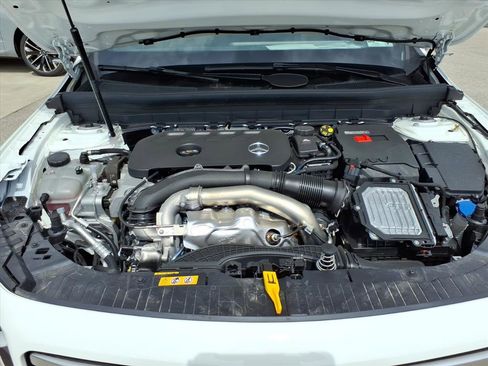 Used 2026 Mercedes-Benz GLB 250 4MATIC image 10