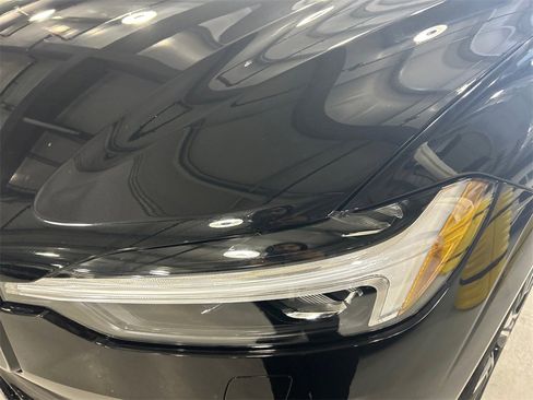 Certified 2025 Volvo XC60 B5 Plus image 7