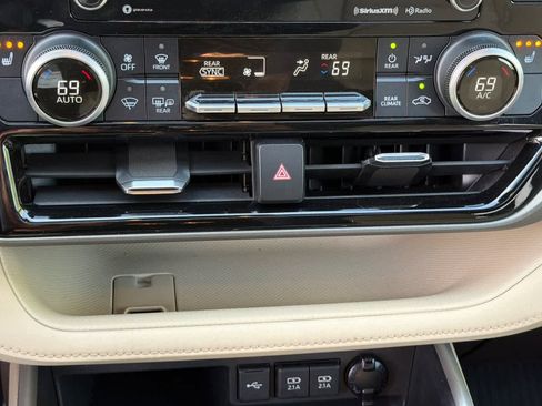 Used 2021 Toyota Highlander XLE AWD/4WD image 24