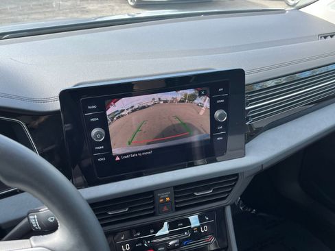 Used 2025 Volkswagen Jetta SE image 17