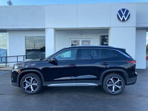 New 2025 Volkswagen Tiguan SE image 12