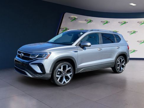Used 2022 Volkswagen Taos SEL w/ Panoramic Sunroof Package AWD/4WD image 2