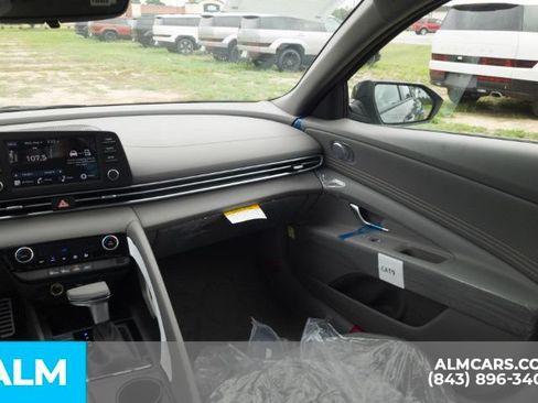 Used 2025 Hyundai Elantra Sport FWD image 17