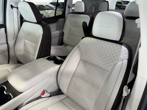 Used 2025 GMC Acadia Denali w/ Super Cruise Package FWD image 34