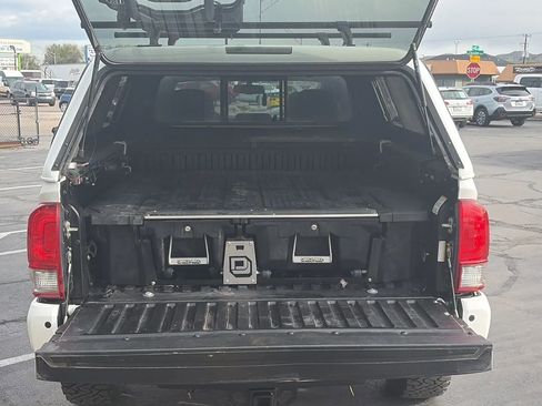 Used 2017 Toyota Tacoma TRD Off-Road w/ Premium & Technology Package AWD/4WD image 5