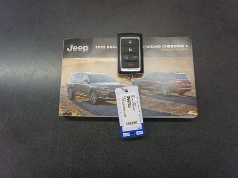 Used 2022 Jeep Grand Cherokee Limited w/ Luxury Tech Group II RWD image 19