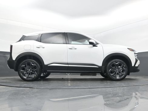 Certified 2025 Nissan Kicks SR FWD image 28